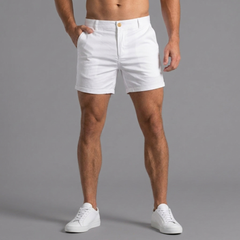 Shorts uomo bianchi con bottone dorato e tasche laterali, look estivo luminoso