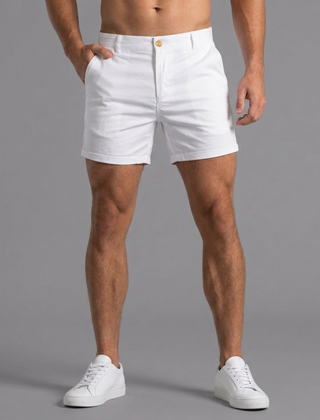 Shorts uomo bianchi con bottone dorato e tasche laterali, look estivo luminoso