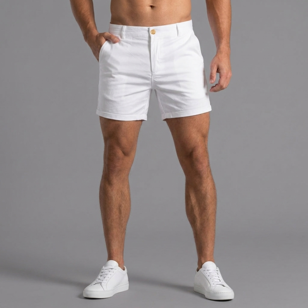 Shorts uomo bianchi con bottone dorato e tasche laterali, look estivo luminoso