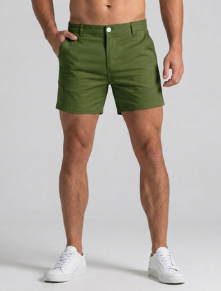 Shorts uomo verde militare corti con bottone chiaro e tasche laterali, vista frontale