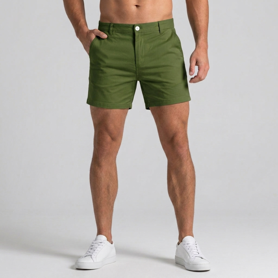 Shorts uomo verde militare corti con bottone chiaro e tasche laterali, vista frontale