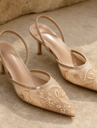 Slingback beige a punta con ricami floreali chiari e cinturino posteriore sottile