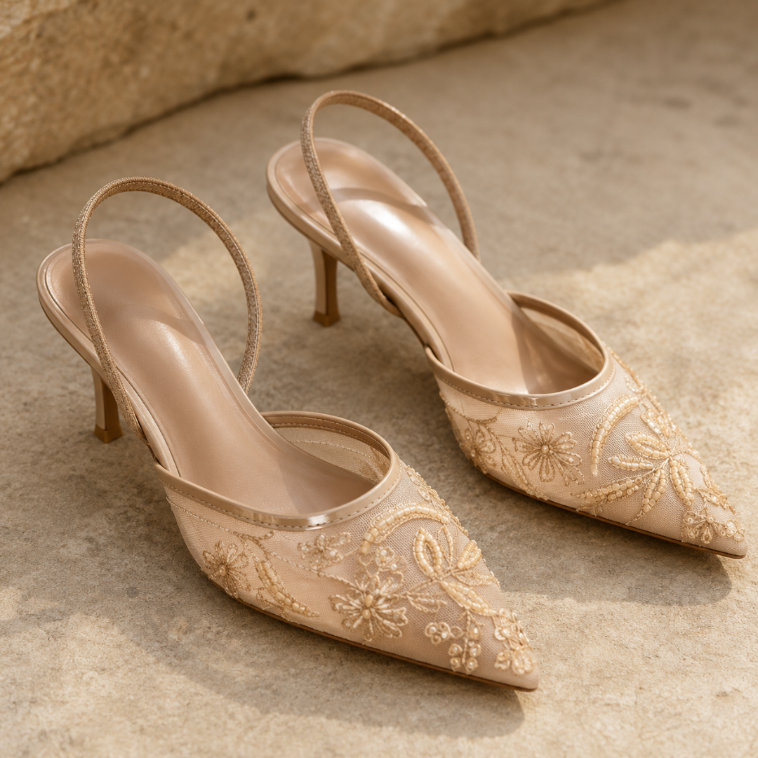 Slingback beige a punta con ricami floreali chiari e cinturino posteriore sottile