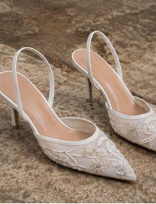 Slingback bianche a punta con ricamo floreale di perline e tacco a spillo