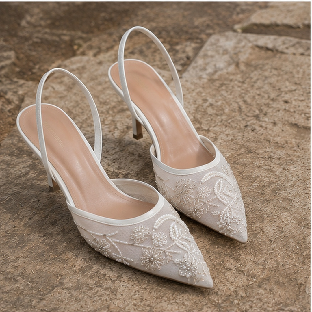 Paio di slingback bianche con cinturino posteriore sottile e punta affusolata
