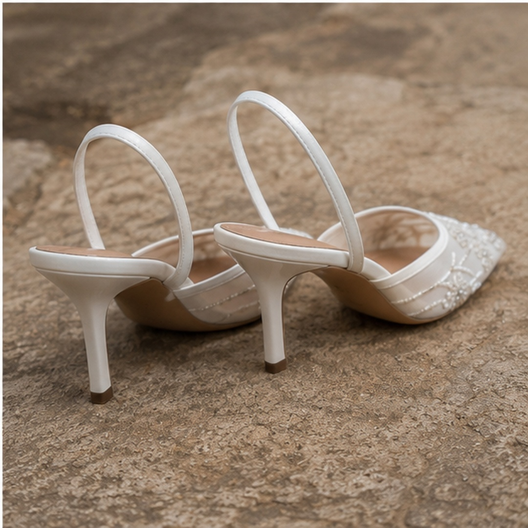 Vista posteriore delle slingback bianche con tacco a spillo e cinturino dietro il tallone