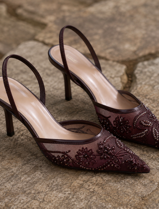 Slingback marrone scuro con ricamo floreale di perline e tacco a spillo slanciato