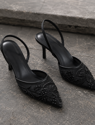 Slingback nere con ricamo floreale tono su tono, punta affusolata e tacco a spillo