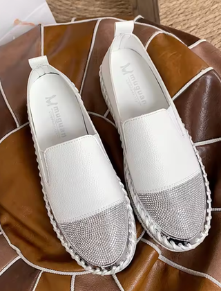 Slip-on donna bianche con punta ricoperta di strass argentati e cuciture a vista