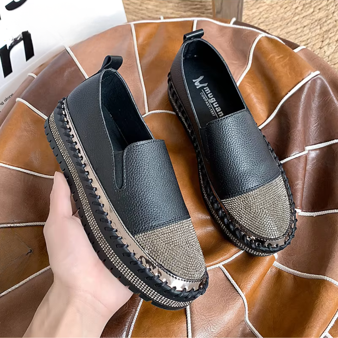 Slip-on donna nere con punta a strass e bordo con cuciture a vista
