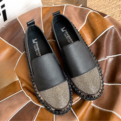 Paio di slip-on nere viste dall'alto, punta ricoperta di strass brillanti
