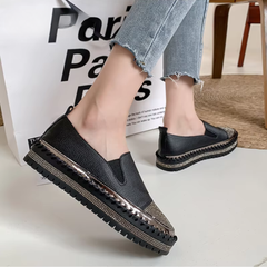 Slip-on nere indossate, suola platform scanalata con profilo lucido e strass