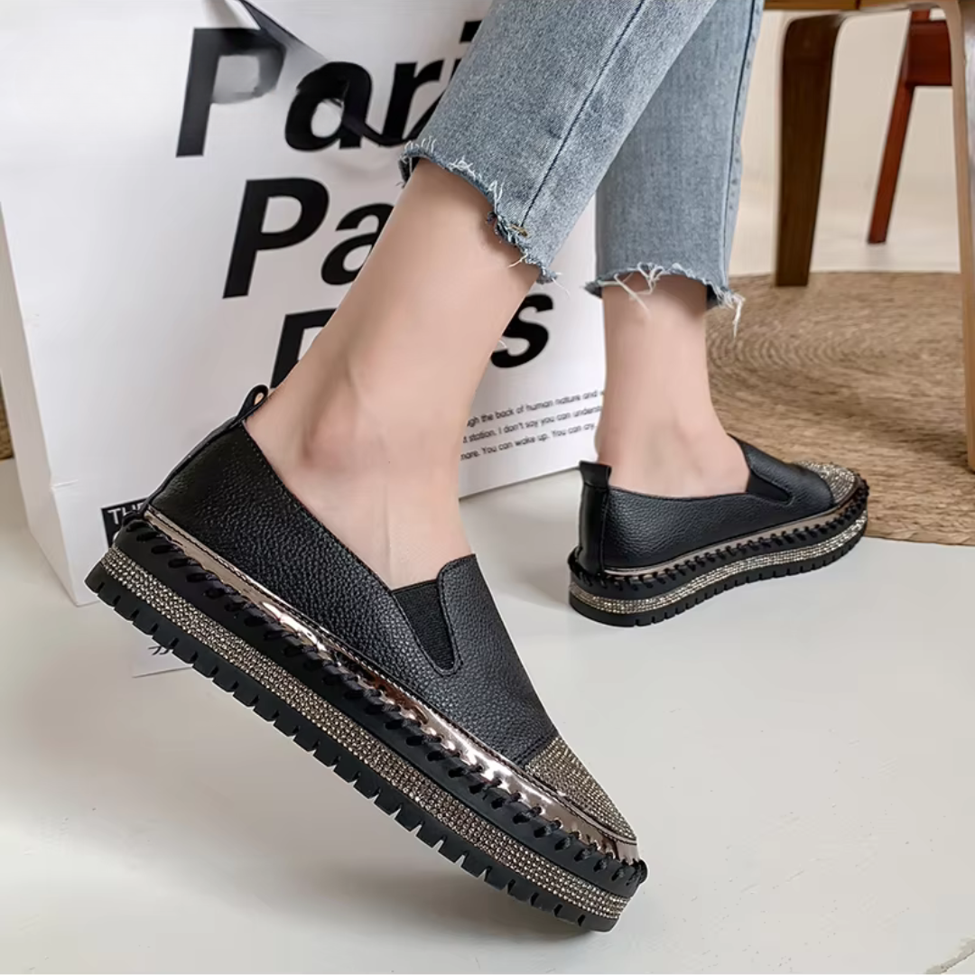Slip-on nere indossate, suola platform scanalata con profilo lucido e strass