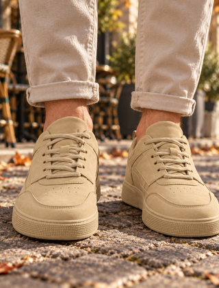 Sneakers uomo beige con lacci in tinta e fori di aerazione sulla punta