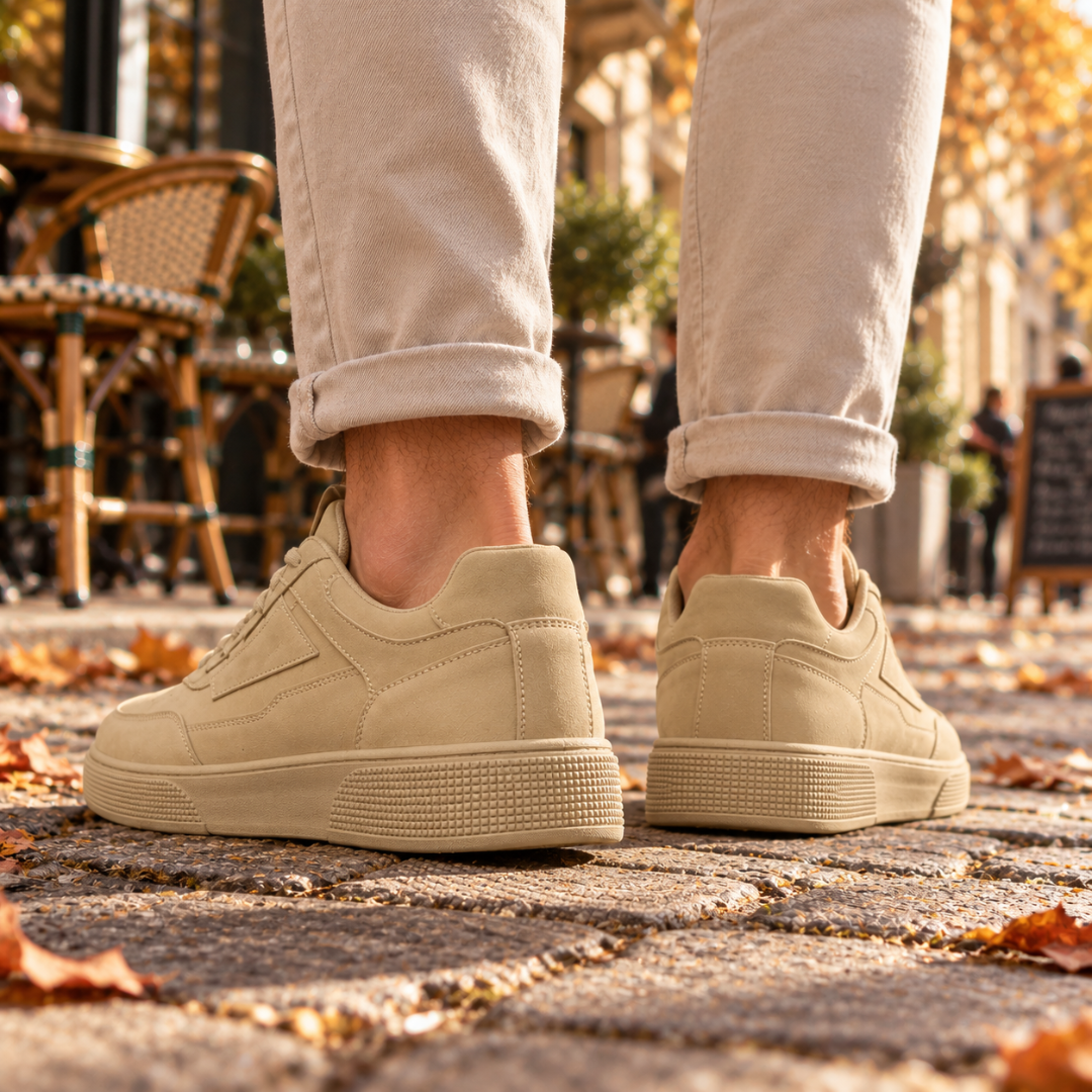 Retro delle sneakers uomo beige con collo imbottito e tallone strutturato