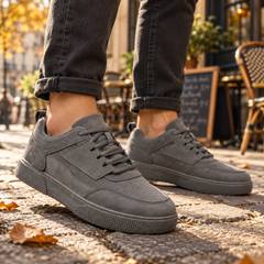 Sneakers uomo grigie con lacci in tinta e suola scura zigrinata