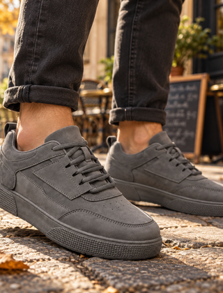 Sneakers uomo grigie con lacci in tinta e suola scura zigrinata