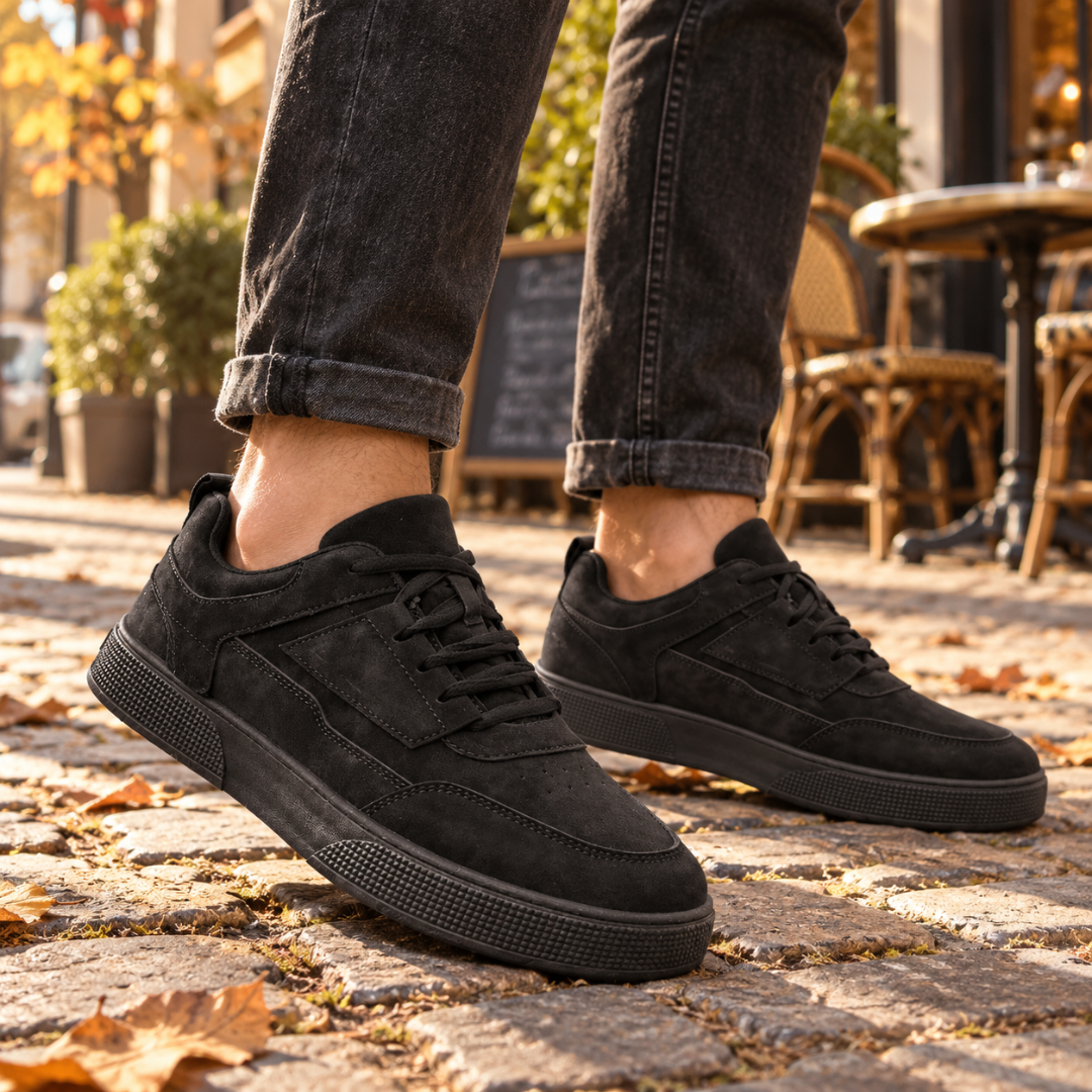 Sneakers uomo nere total black con inserti laterali cuciti e suola bassa