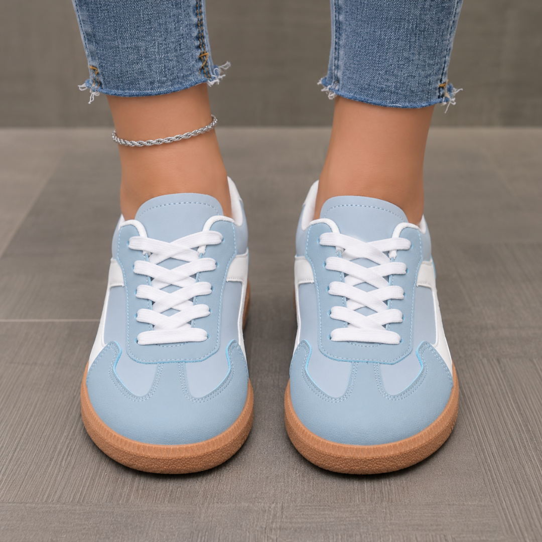 Sneakers donna celeste viste frontalmente con lacci bianchi e suola chiara a contrasto