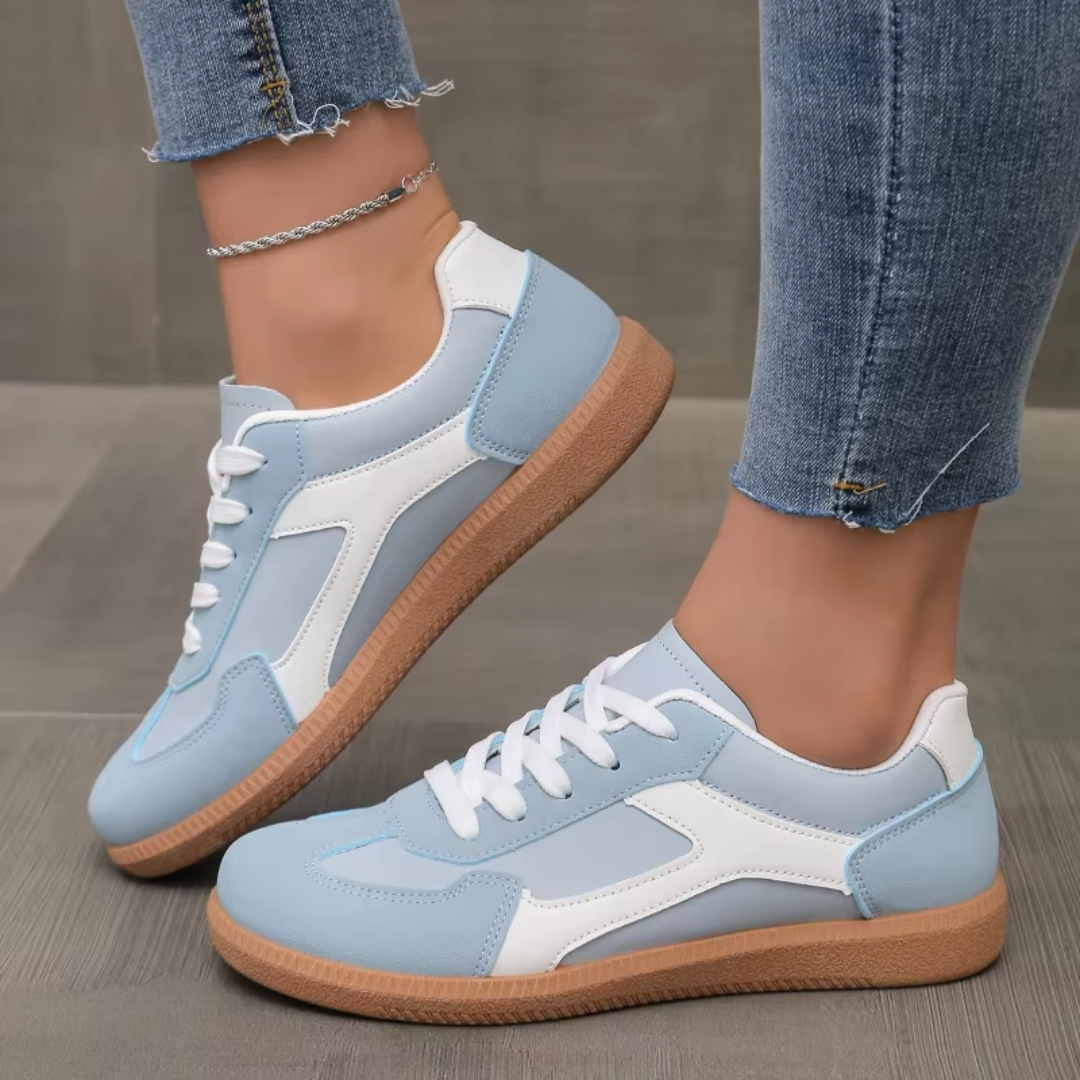 Sneakers donna celeste di profilo con inserti bianchi laterali e punta tonda