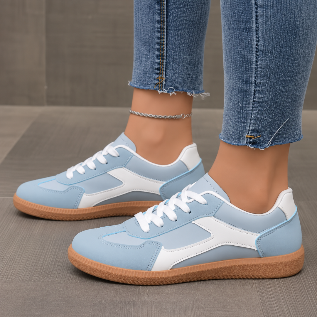 Sneakers celeste da donna indossate, dettaglio degli inserti bianchi a contrasto sul lato
