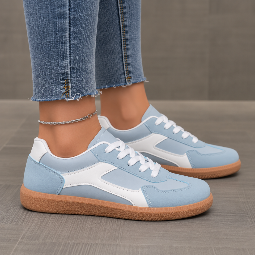 Sneakers donna celeste in primo piano con lacci piatti bianchi e bordo suola chiaro