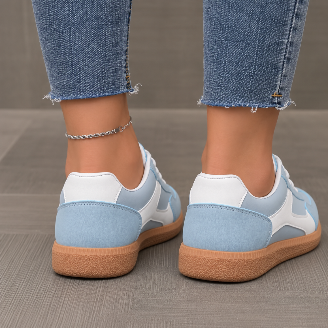 Vista posteriore delle sneakers celeste con tallone bianco e celeste a contrasto