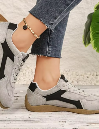 Sneakers donna grigie con banda nera laterale e lacci in tinta, suola chiara