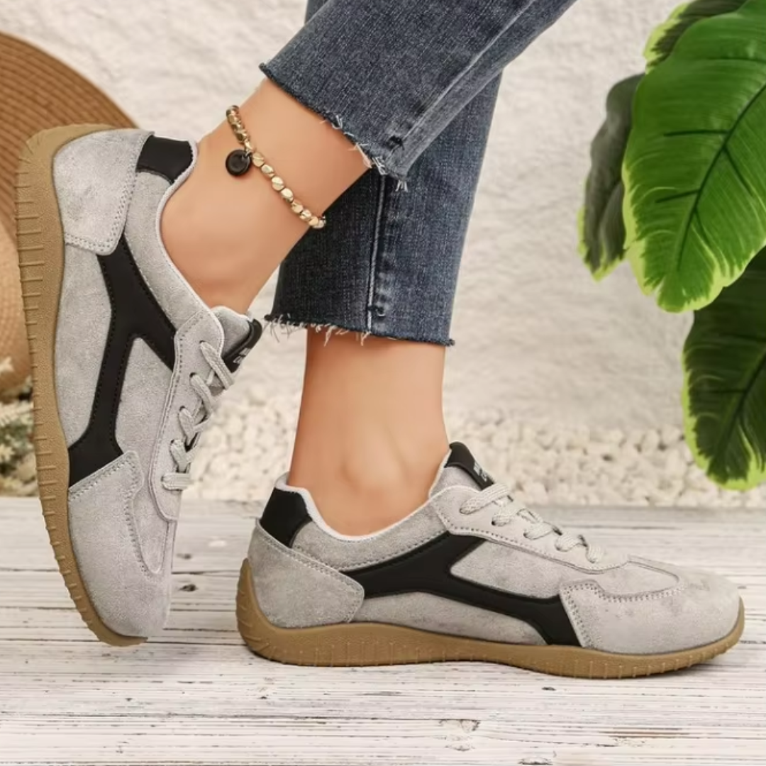 Sneakers donna grigie con banda nera laterale e lacci in tinta, suola chiara