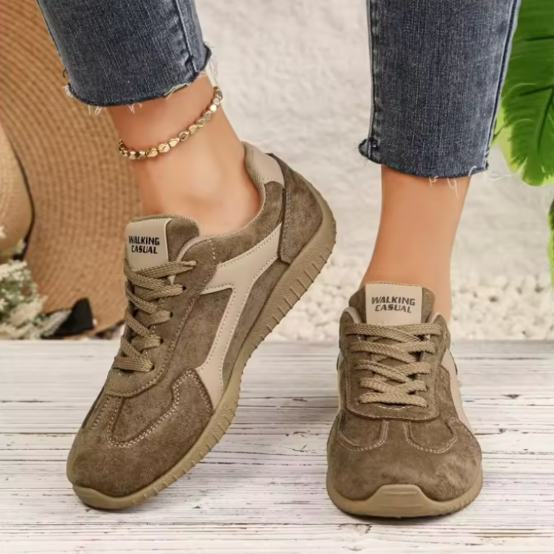Sneakers donna marroni con inserti beige, lacci in tinta e linguetta con scritta