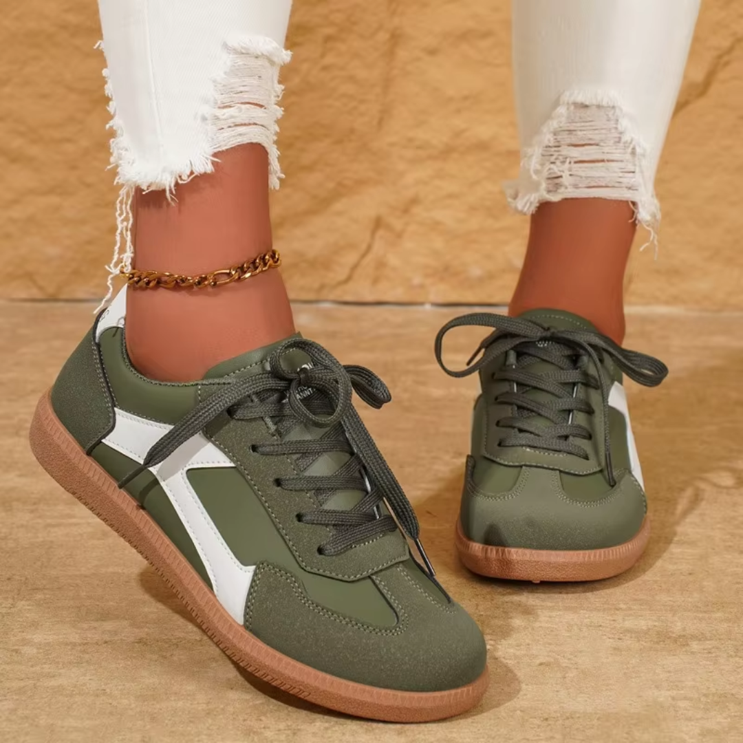 Sneakers donna verdi con banda bianca laterale, lacci verdi e suola chiara