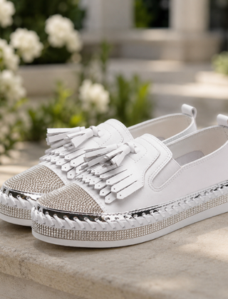 Sneakers donna bianche slip-on con frange e punta ricoperta di strass argentati