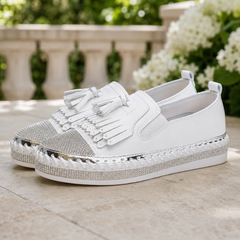 Sneakers donna bianche di lato con inserto elastico laterale e frange sul collo del piede