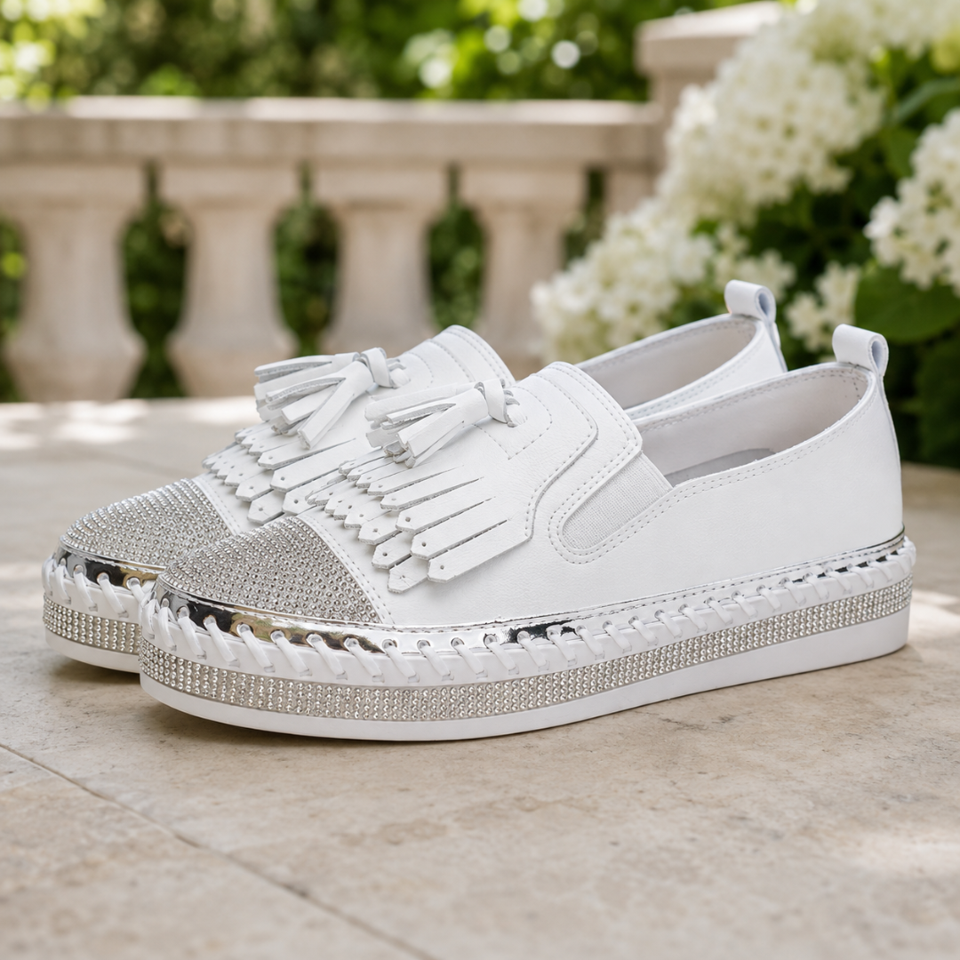 Sneakers donna bianche di lato con inserto elastico laterale e frange sul collo del piede