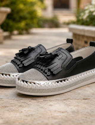 Sneakers donna nere slip-on con frange nere e punta a strass argentati