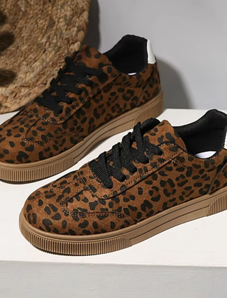 Paio di sneakers donna leopardate con lacci neri e suola rigata color cammello