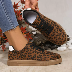 Sneakers donna a stampa leopardata tenute in mano, interno bianco e suola rigata