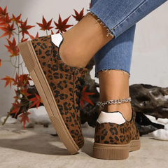 Dettaglio del tallone bianco a contrasto e della suola rigata delle sneakers leopardate