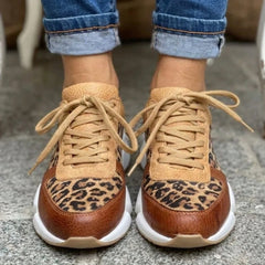Sneakers donna cammello leopardate viste frontalmente con lacci chiari e puntale marrone a contrasto