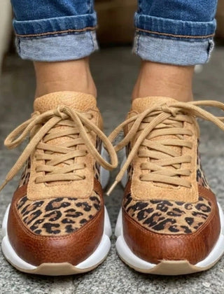 Sneakers donna cammello leopardate viste frontalmente con lacci chiari e puntale marrone a contrasto