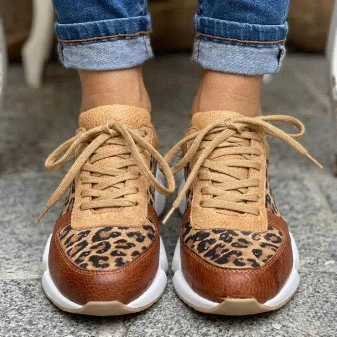 Sneakers donna cammello leopardate viste frontalmente con lacci chiari e puntale marrone a contrasto