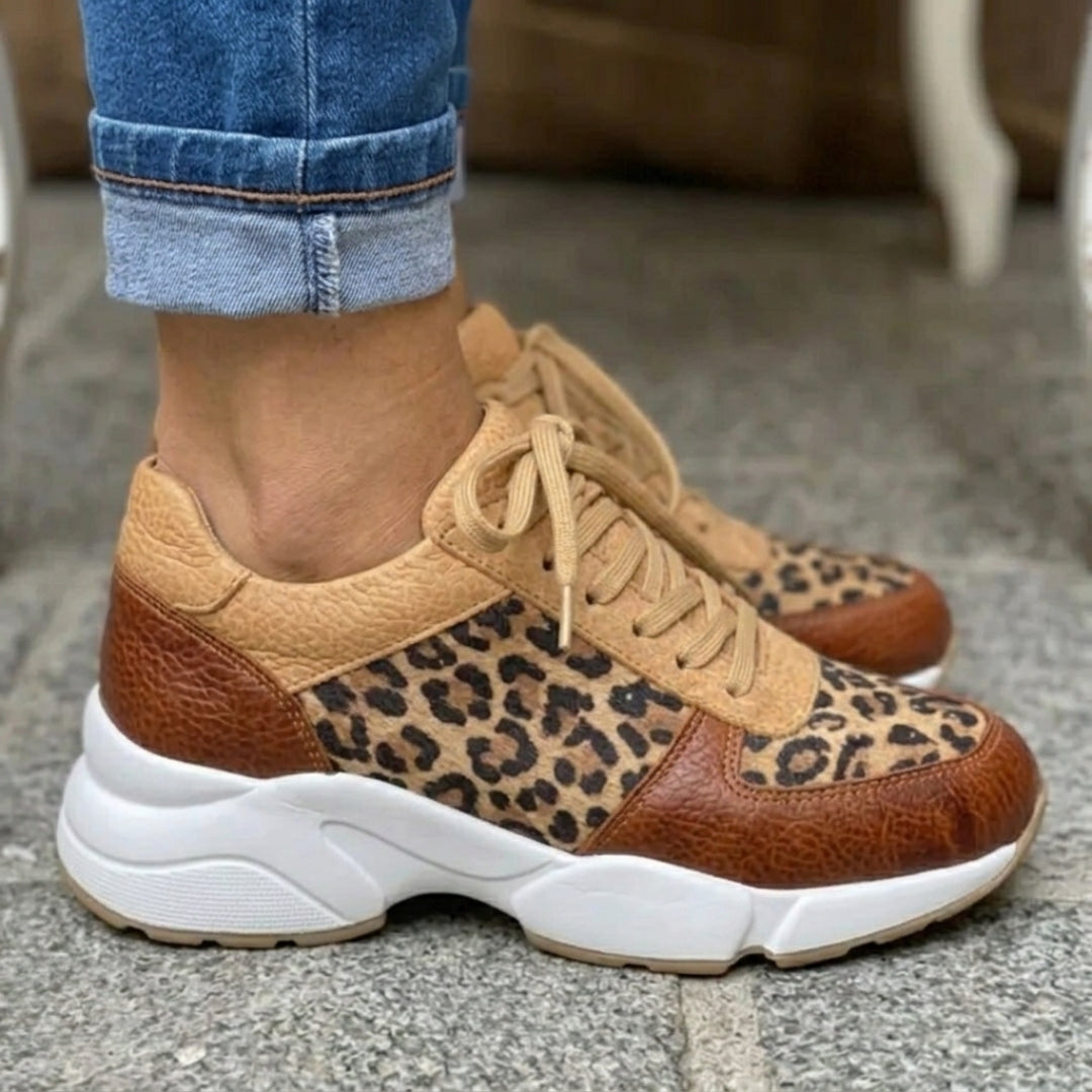 Sneakers cammello leopardate di profilo con suola chunky bianca rialzata e inserti marroni