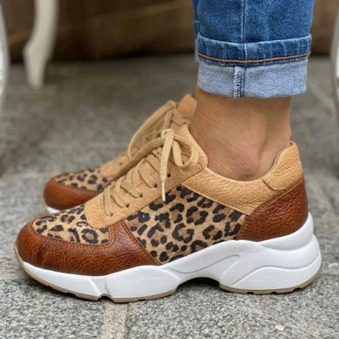 Sneakers donna leopardate cammello indossate con pantaloni azzurri risvoltati e chiusura stringata regolabile