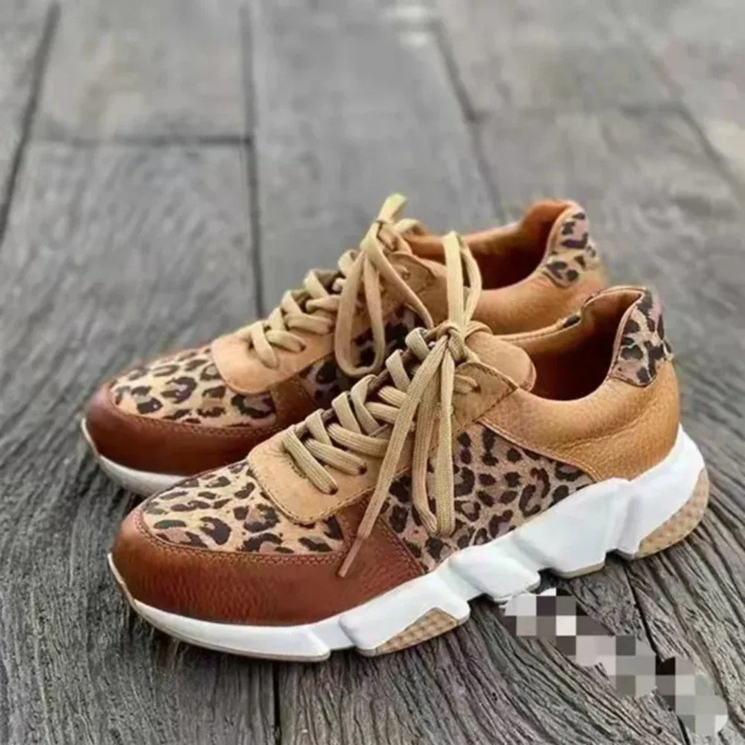 Sneakers donna animalier cammello e marrone su assi di legno, lacci lunghi in tono