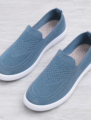 Sneakers donna azzurre slip-on in maglia traforata con suola bianca e punta tonda