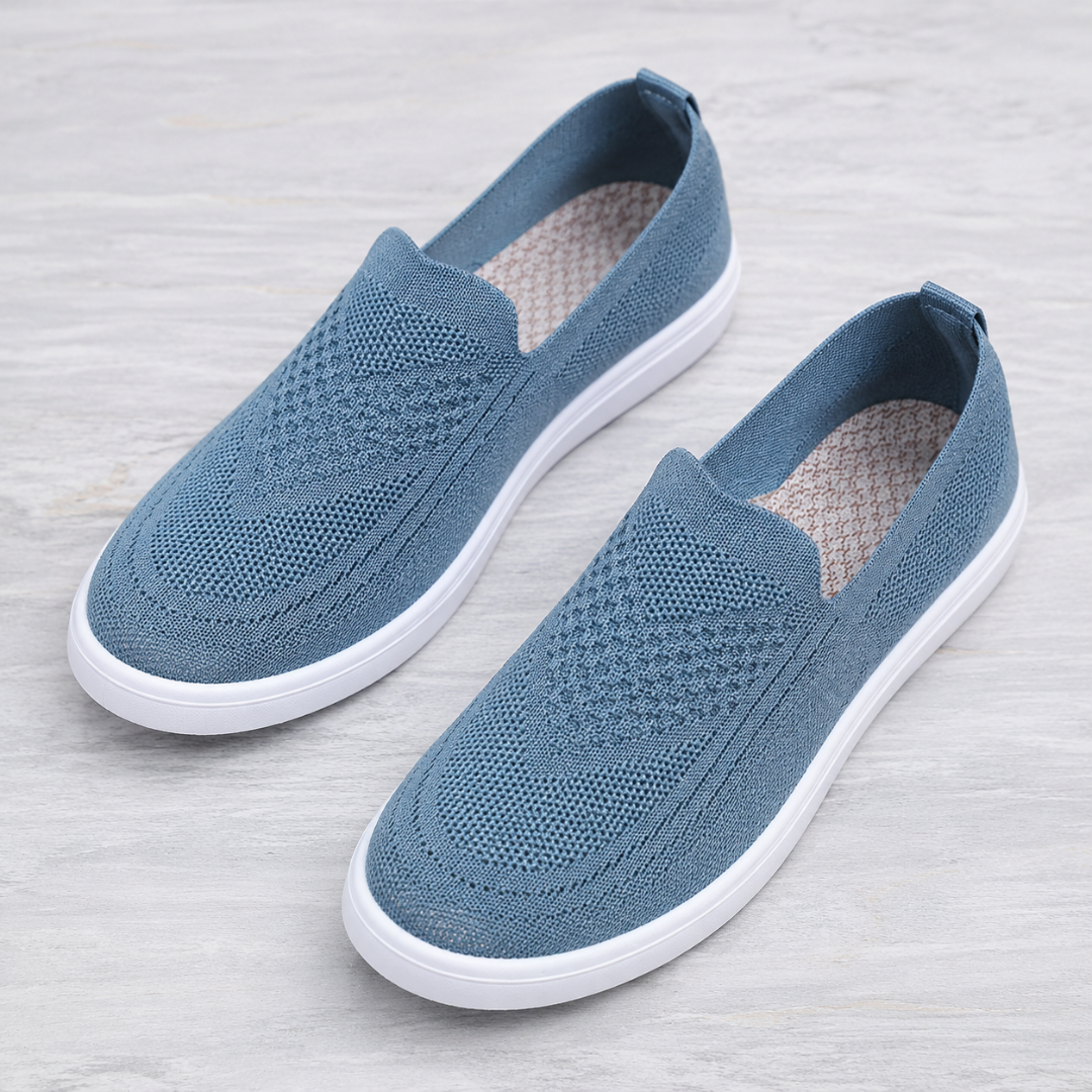 Sneakers donna azzurre slip-on in maglia traforata con suola bianca e punta tonda