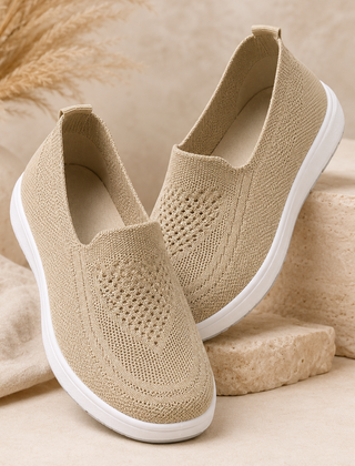 Sneakers donna slip-on beige in maglia traforata con suola bianca a contrasto