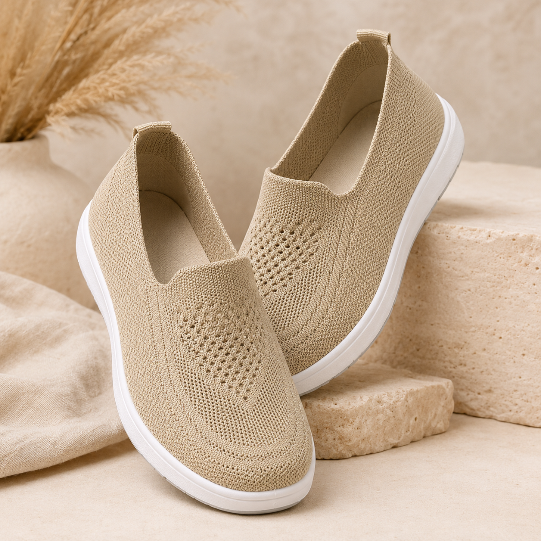 Sneakers donna slip-on beige in maglia traforata con suola bianca a contrasto