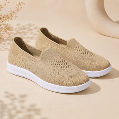 Paio di sneakers beige slip-on con punta tonda e lavorazione traforata sul collo del piede