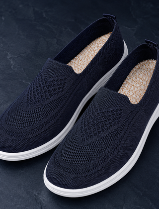 Sneakers donna blu navy slip-on in maglia traforata con punta tonda e suola bianca